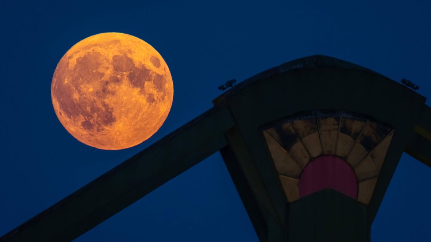 Erdbeermond am Himmel zu sehen