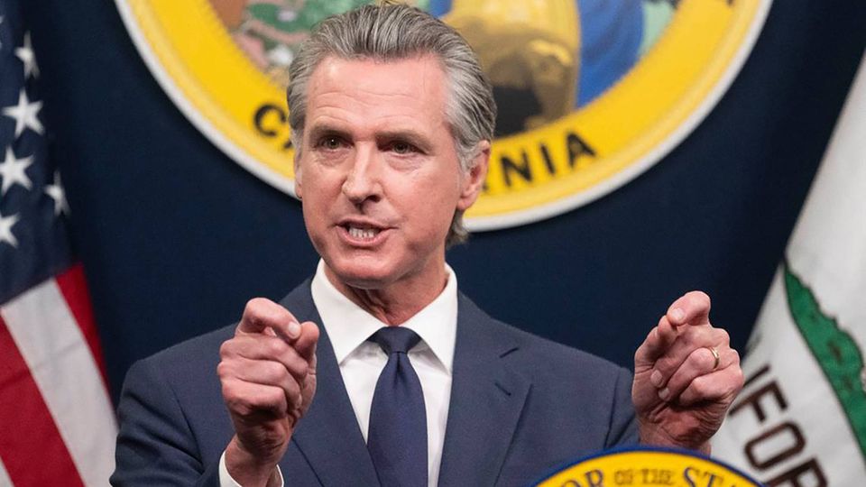 Kaliforniens Gouverneur Gavin Newsom hält in der Hauptstadt Sacramente eine Rede