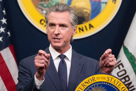 Kaliforniens Gouverneur Gavin Newsom hält in der Hauptstadt Sacramente eine Rede