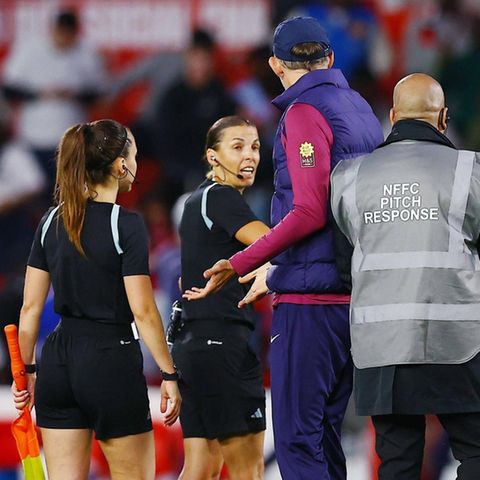 Thomas Tuchel diskutiert mit Schiedsrichterin Stéphanie Frappart