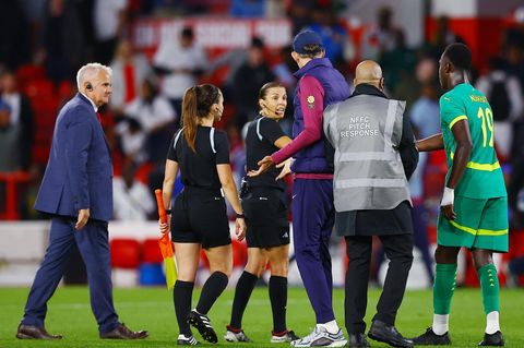 Thomas Tuchel diskutiert mit Schiedsrichterin Stéphanie Frappart