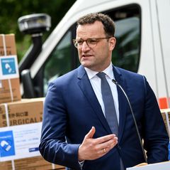 Jens Spahn bei der Übergabe einer ersten Lieferung von 100 Millionen gespendeten Schutzmasken im Jahr 2020