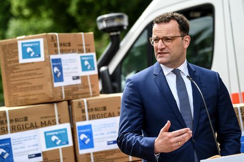 Jens Spahn bei der Übergabe einer ersten Lieferung von 100 Millionen gespendeten Schutzmasken im Jahr 2020