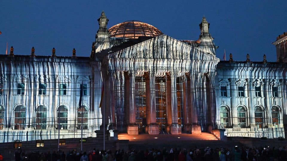 Der deutsche Reichstag wird im Stile Christo und Jean-Claude mit Projektoren bestrahlt