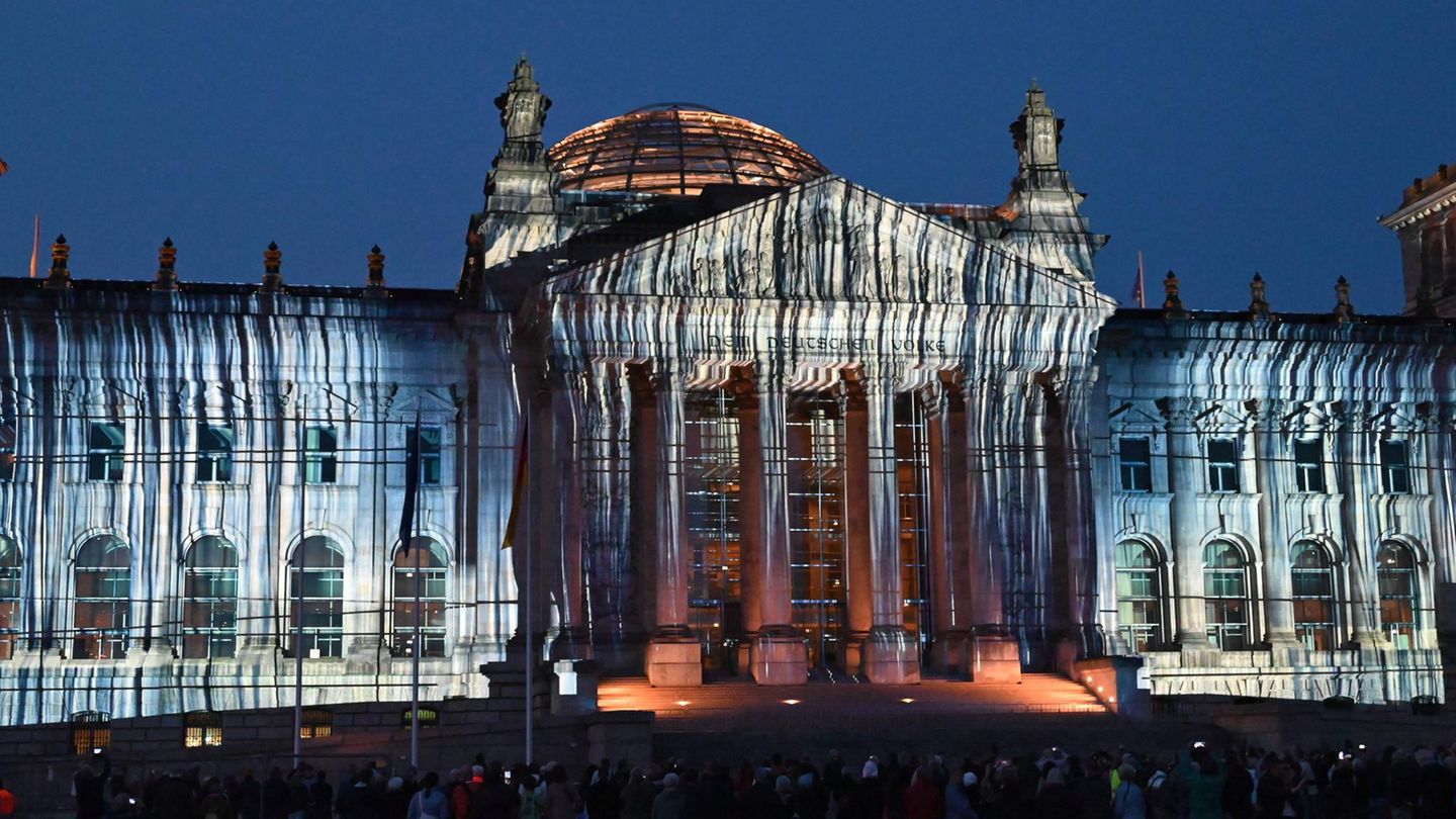 30 Jahre später: Lichtinstallation lässt Christos Reichstag ...
