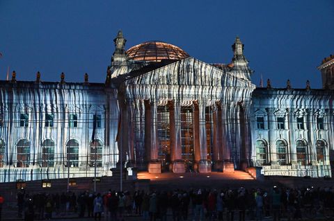 Der deutsche Reichstag wird im Stile Christo und Jean-Claude mit Projektoren bestrahlt