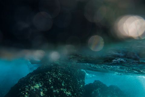 Unterwasserfelsen im Atlantik vor Spanien
