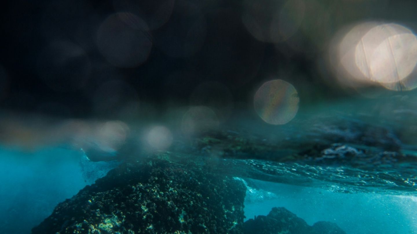 Unterwasserfelsen im Atlantik vor Spanien