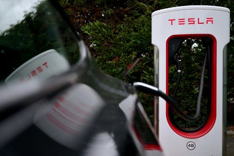 Tesla-Ladesäule