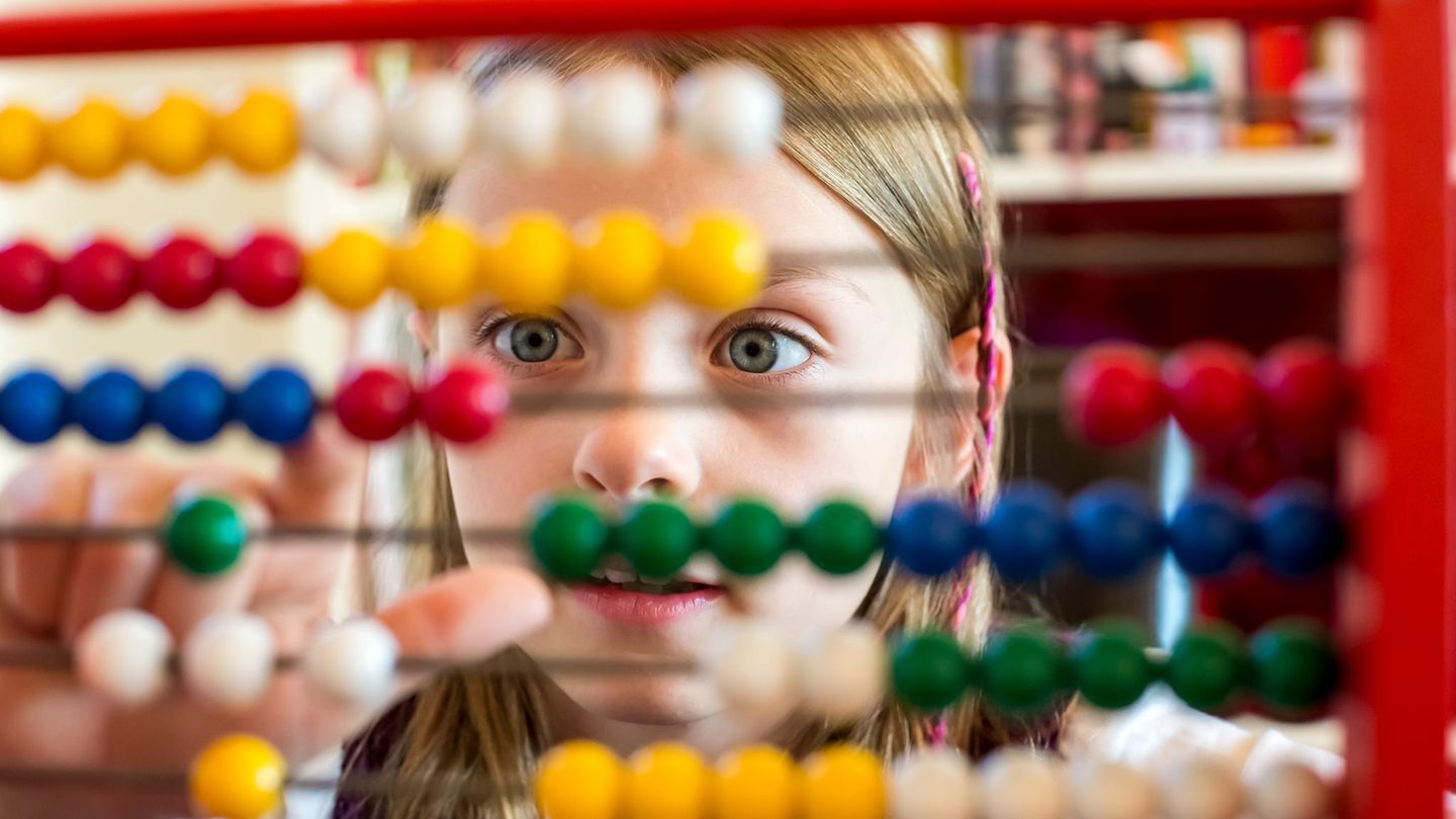 Mathe: Mädchen sitzt vor Rechenschieber