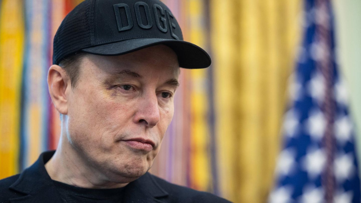 Elon Musk strikes conciliatory tones in a dispute with Donald Trump