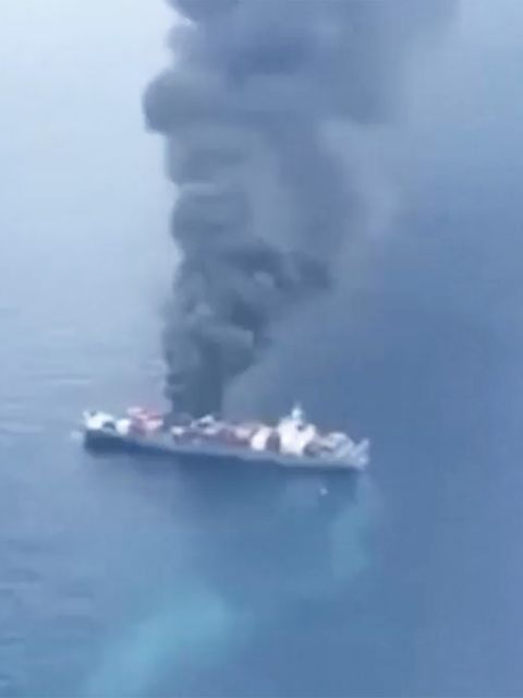 Massive Explosion löst Großbrand auf Containerschiff aus