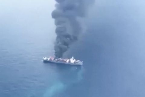 Massive Explosion löst Großbrand auf Containerschiff aus