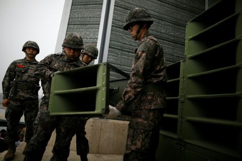 Südkoreanische Soldaten bauen Lautsprecher ab