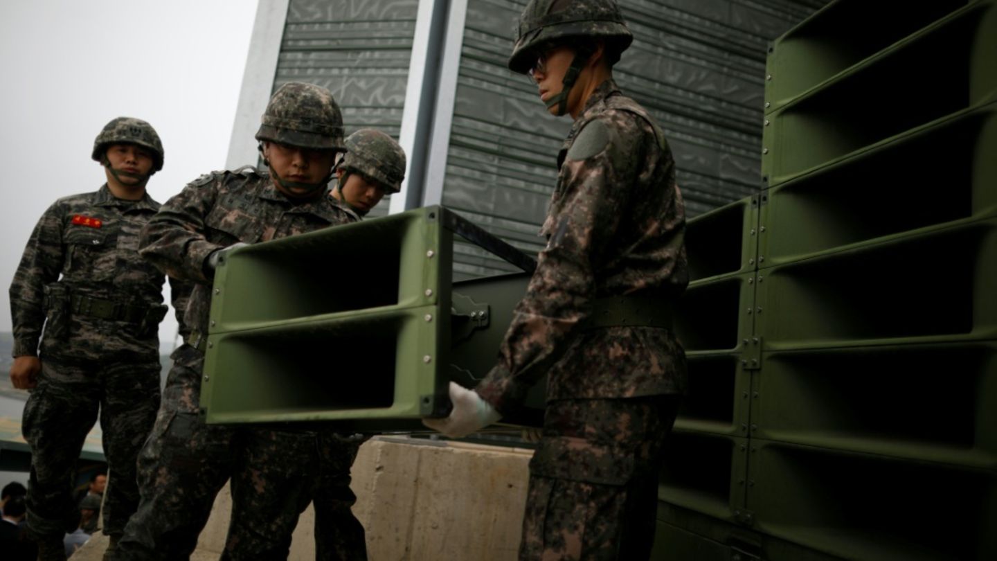 Südkoreanische Soldaten bauen Lautsprecher ab
