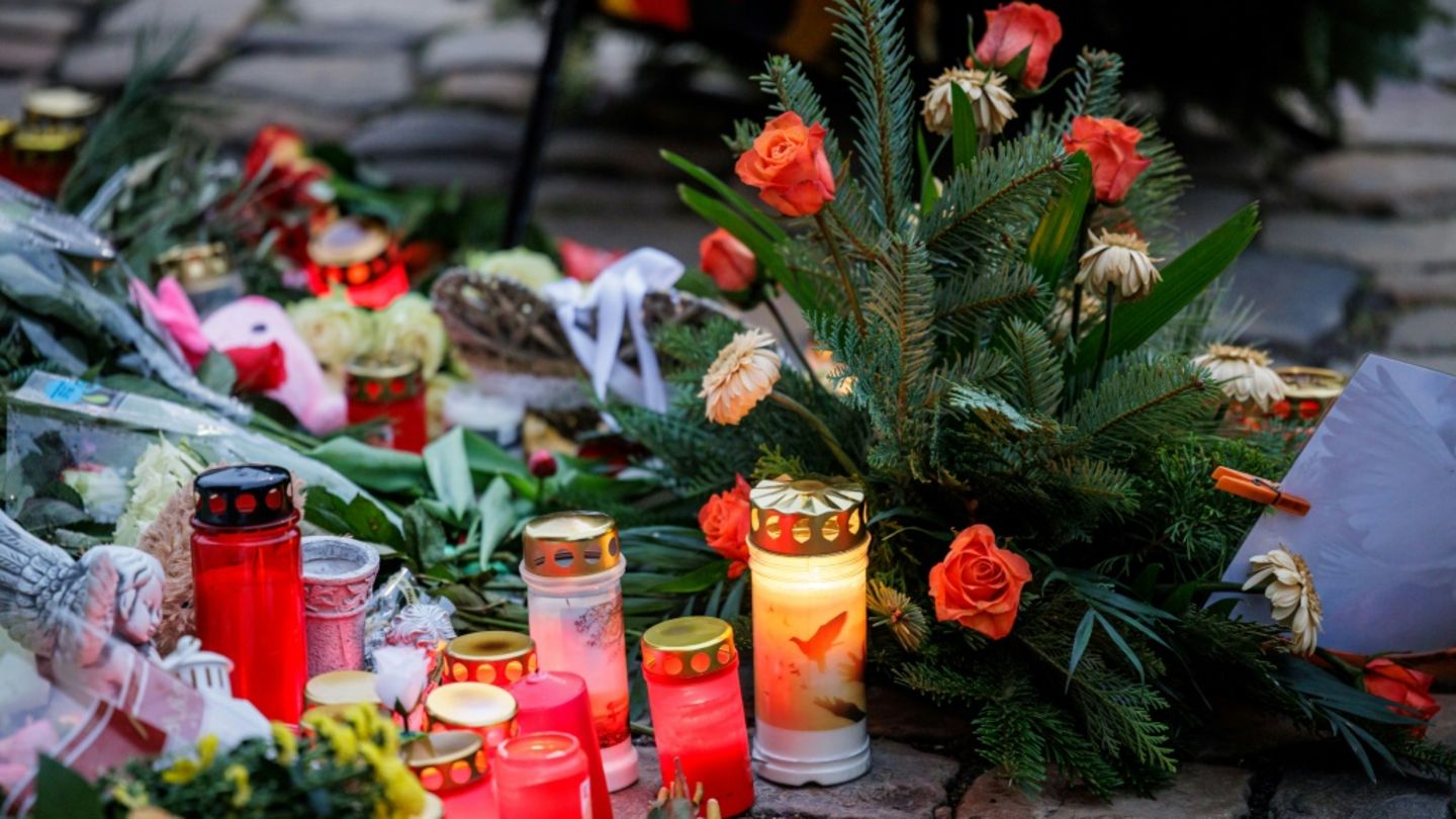 Blumen und Kerzen zu Gedenken an Opfer in Magdeburg