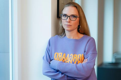 Tatjana Kiel lehnt mit verschränkten Armen gegen einer Wand