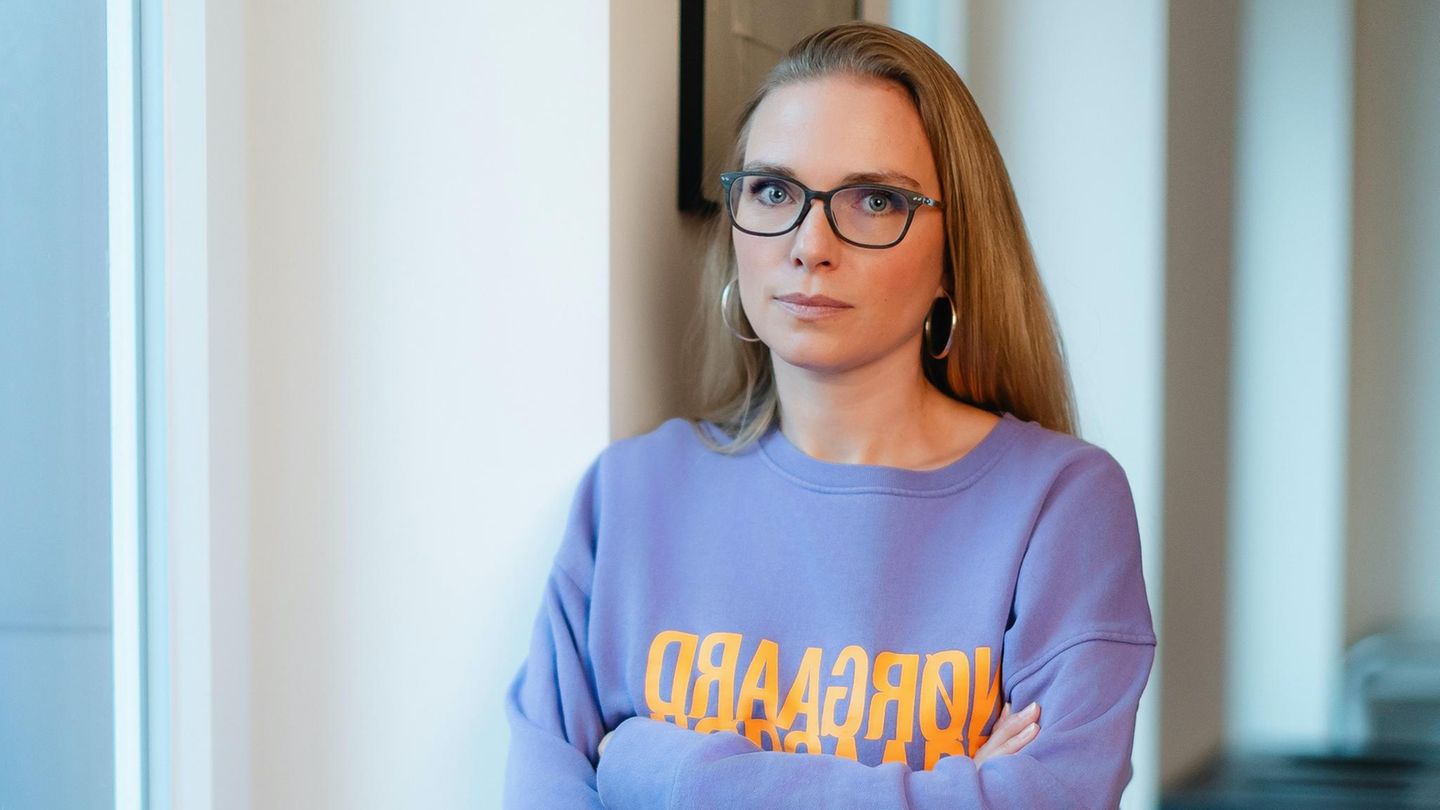 Tatjana Kiel lehnt mit verschränkten Armen gegen einer Wand