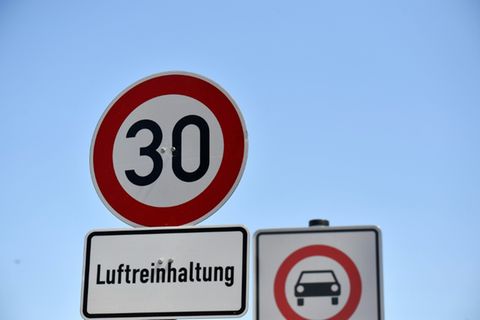 Tempolimit mit "Luftreinhaltung"-Schild