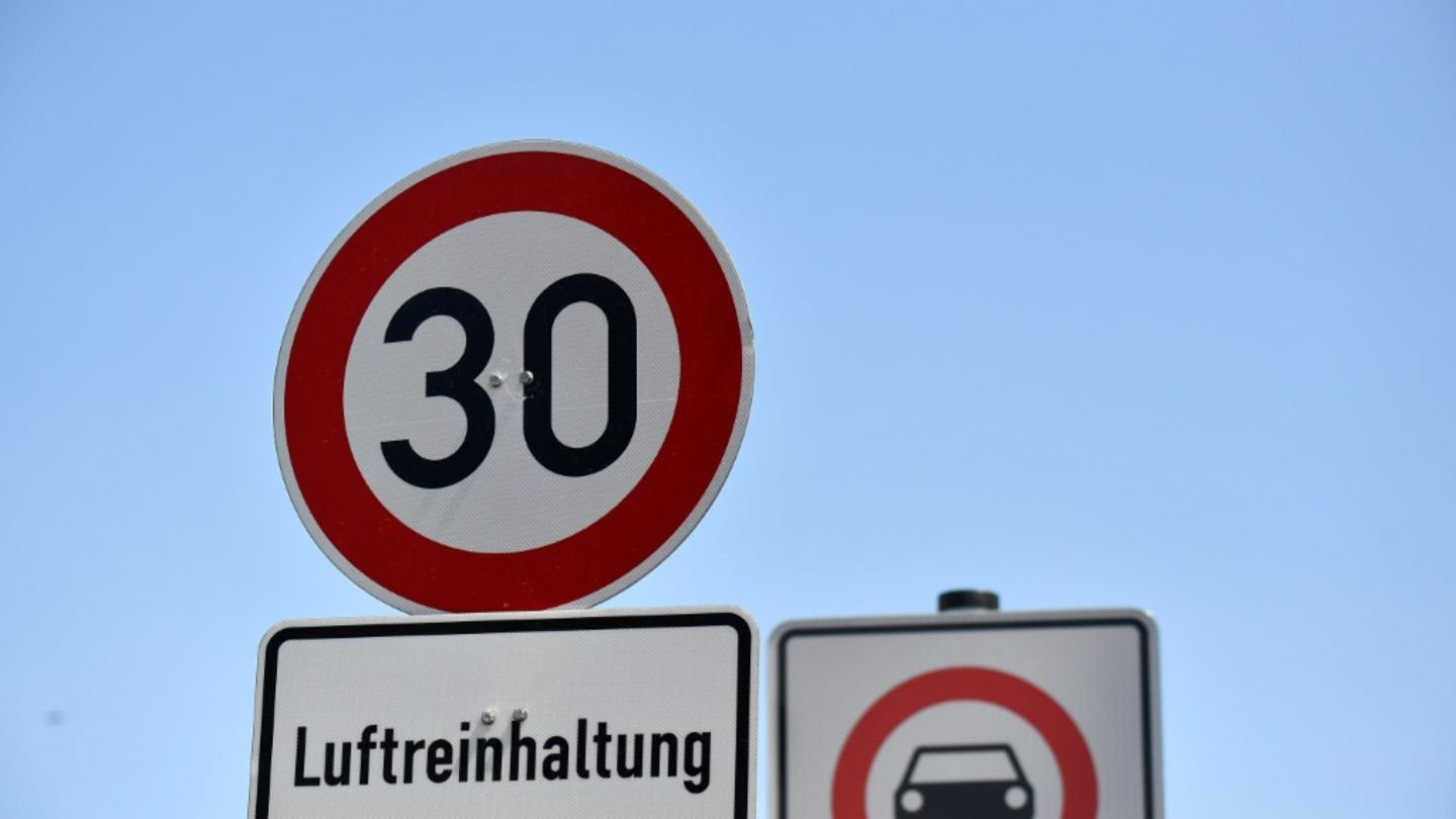 Tempolimit mit "Luftreinhaltung"-Schild