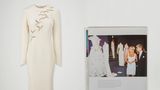 Ein hochgeschlossenes Abendkleid mit bestickten Falken daneben ein Foto, dass Diana auf einer Modemesse zeigt