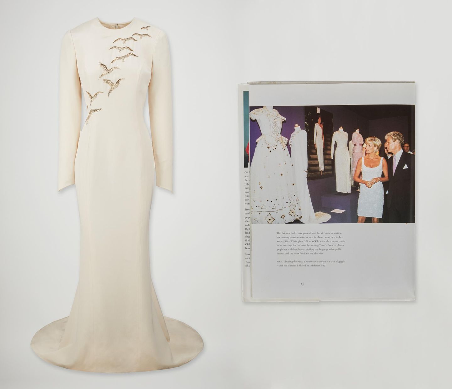 Ein hochgeschlossenes Abendkleid mit bestickten Falken daneben ein Foto, dass Diana auf einer Modemesse zeigt