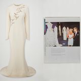 Ein hochgeschlossenes Abendkleid mit bestickten Falken daneben ein Foto, dass Diana auf einer Modemesse zeigt