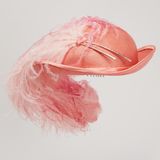 Lachfarbender Hut mit Federn - Diana daneben auf einem Foto am Tag ihrer Hochzeit