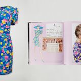 Blumenkleid, daneben ein Buch in dem Diana ein Säugling auf dem Arm trägt