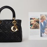 Schwarze. Dior Handtasche, daneben ein Foto wie Diana die Tasche trägt