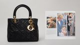 Schwarze. Dior Handtasche, daneben ein Foto wie Diana die Tasche trägt