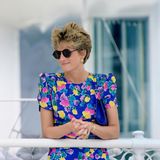 Princess Diana trägt ein Blumenkleid und eine Sonnebrille