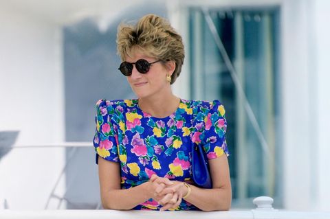 Princess Diana trägt ein Blumenkleid und eine Sonnebrille