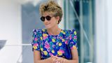 Princess Diana trägt ein Blumenkleid und eine Sonnebrille