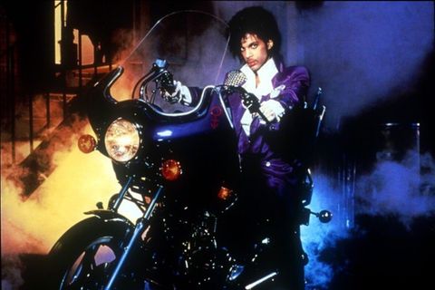 Prince im Film "Purple Rain" im lilafarbenen Anzug auf einer Harley Davidson