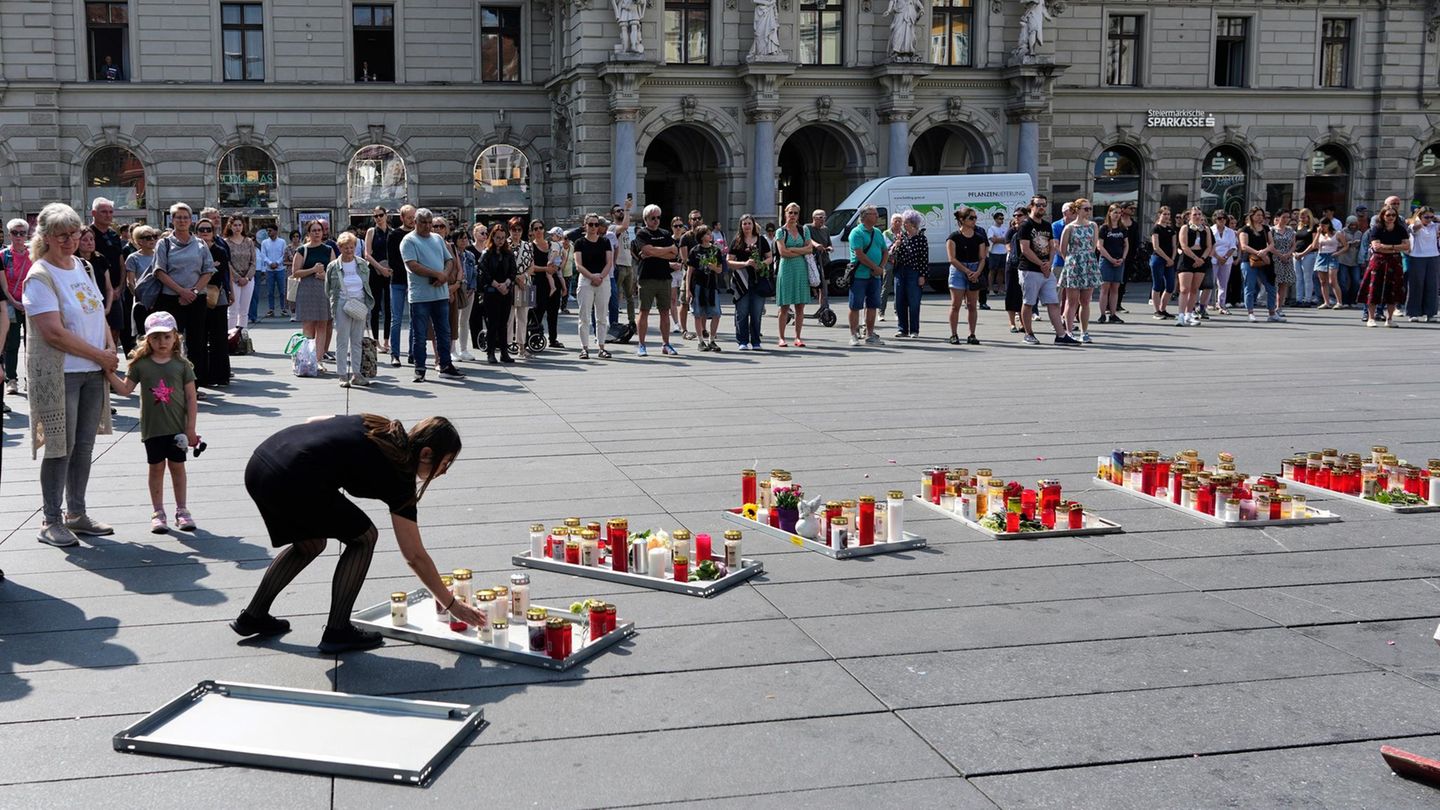 In der Grazer Innenstadt versammeln sich unzählige Menschen am Mittwoch und halten in einer stillen Gedenkminute inne: Kerzen werden entzündet, und im ganzen Land steht kurz die Zeit still