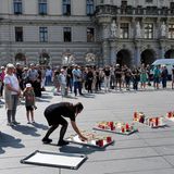 In der Grazer Innenstadt versammeln sich unzählige Menschen am Mittwoch und halten in einer stillen Gedenkminute inne: Kerzen werden entzündet, und im ganzen Land steht kurz die Zeit still