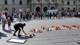 In der Grazer Innenstadt versammeln sich unzählige Menschen am Mittwoch und halten in einer stillen Gedenkminute inne: Kerzen werden entzündet, und im ganzen Land steht kurz die Zeit still