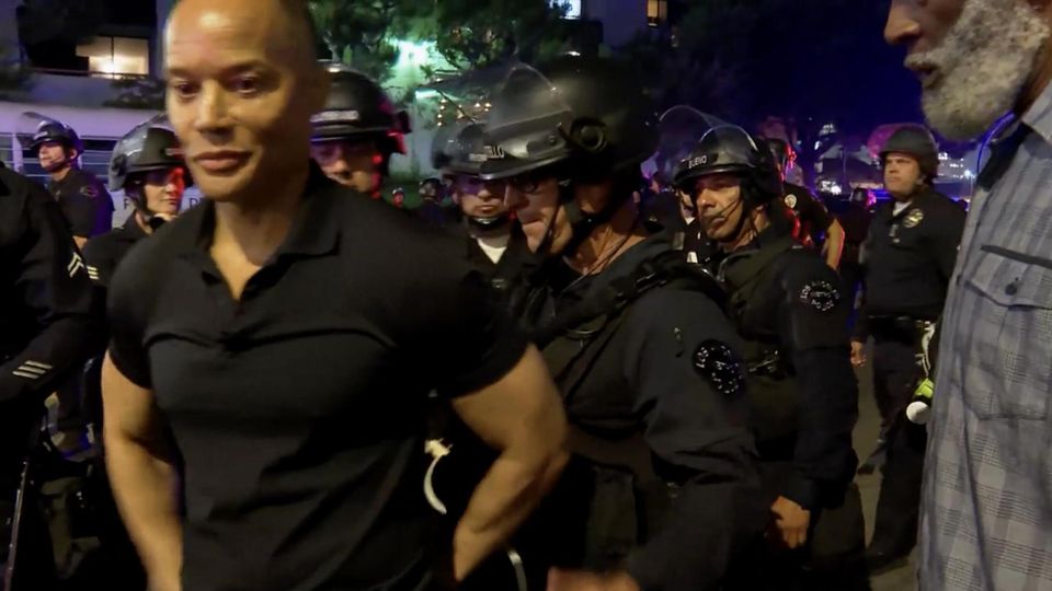 Polizei verhaftet CNN-Reporter vor laufenden Kameras Polizei verhaftet CNN-Reporter vor laufenden Kameras und führt ihn ab