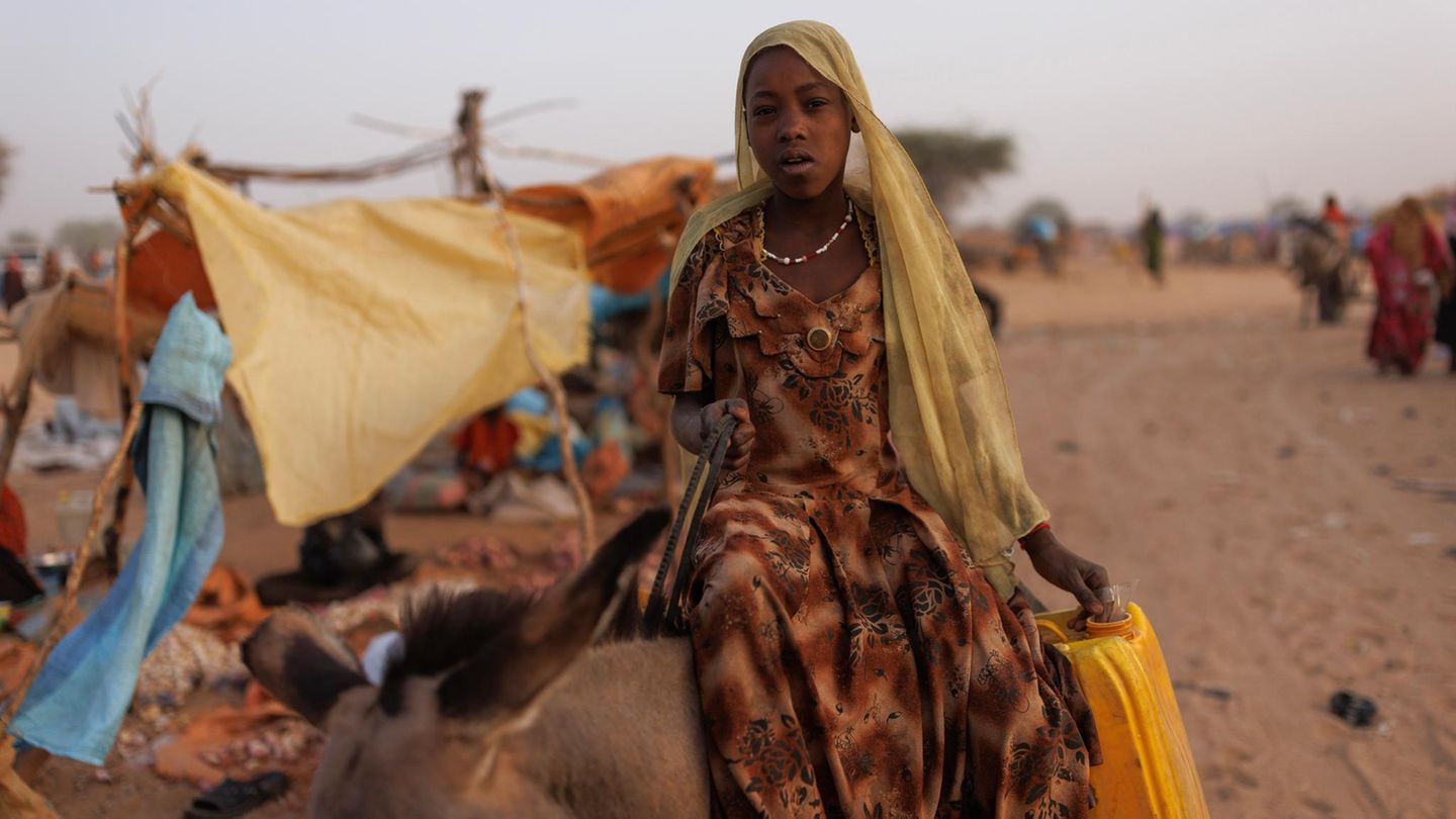 Ein Kind sitzt auf einem Esel in einem Flüchtlingslager im Sudan – Symbolbild UNHCR