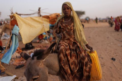 Ein Kind sitzt auf einem Esel in einem Flüchtlingslager im Sudan – Symbolbild UNHCR
