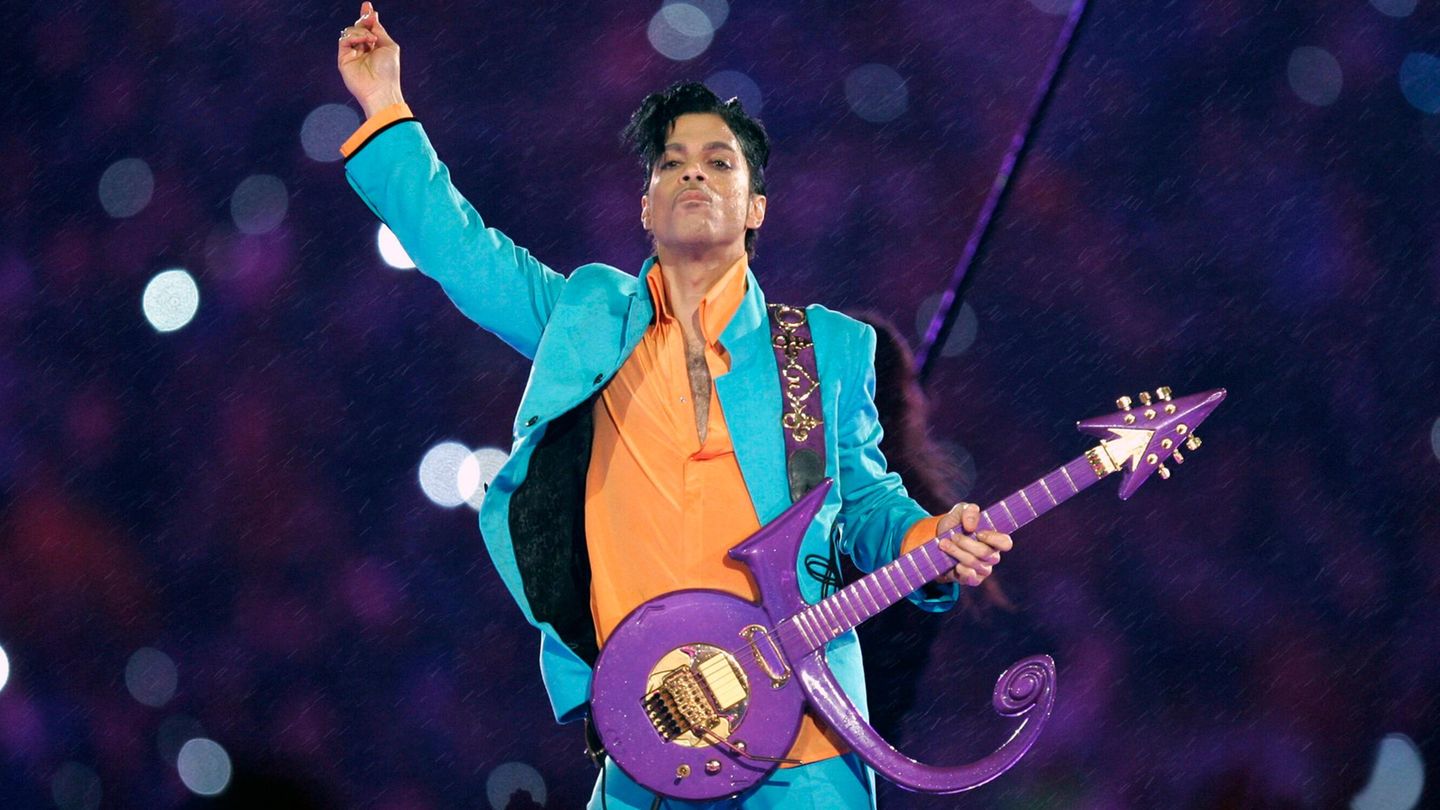 Prince bei der Super Bowl 2007 im strömenden Regen auf der Bühne