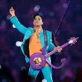 Prince bei der Super Bowl 2007 im strömenden Regen auf der Bühne