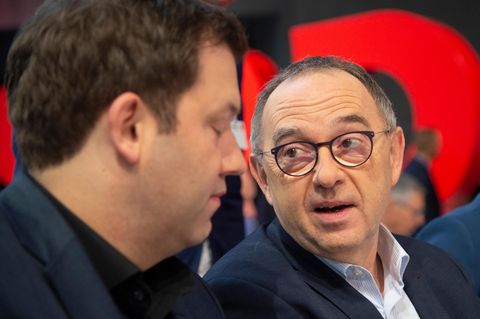 SPD-Politiker Norbert Walter-Borjans und Lars Klingbeil unterhalten sich