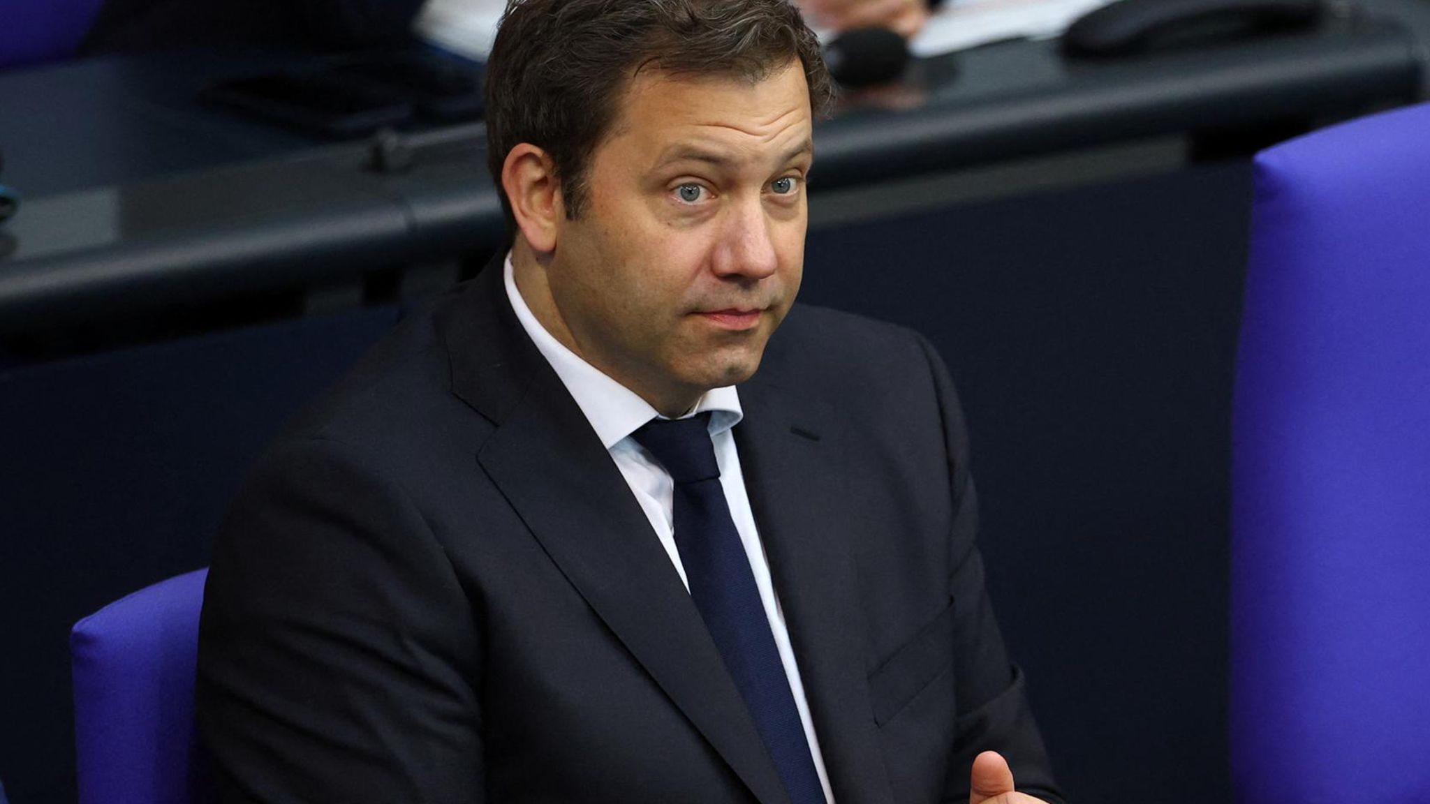 Lars Klingbeil sitzt im Bundestag