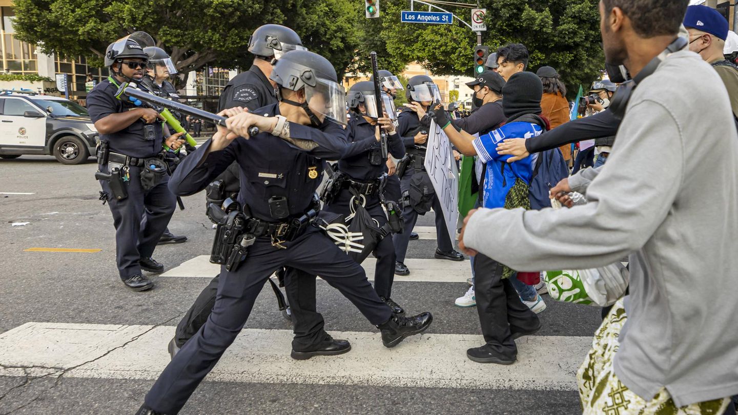Die Polizei in Los Angeles geht mit Gewalt gegen Protestierende vor