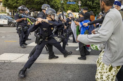 Die Polizei in Los Angeles geht mit Gewalt gegen Protestierende vor