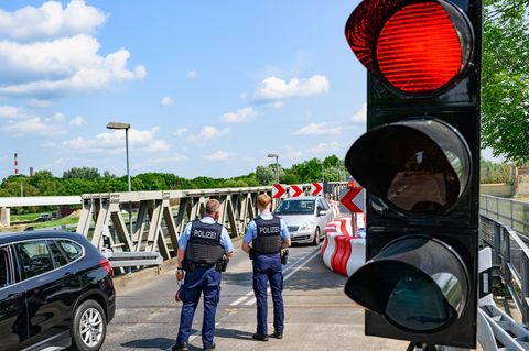 Beamte der Bundespolizei überwachen die Einreise am Grenzübergang zwischen Deutschland und Polen
