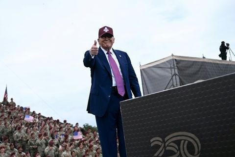 Trump vor Soldaten in fort Bragg