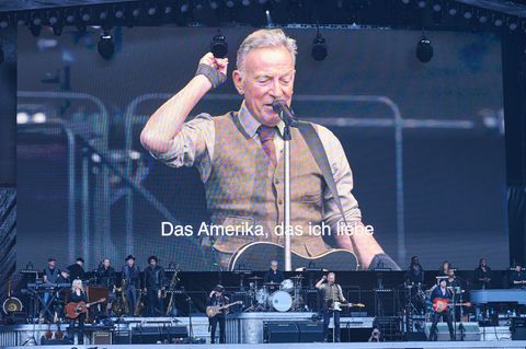Bruce Springsteen spielte im Olympiastadion in Berlin - und hatte auch eine politische Botschaft. Foto: Annette Riedl/dpa